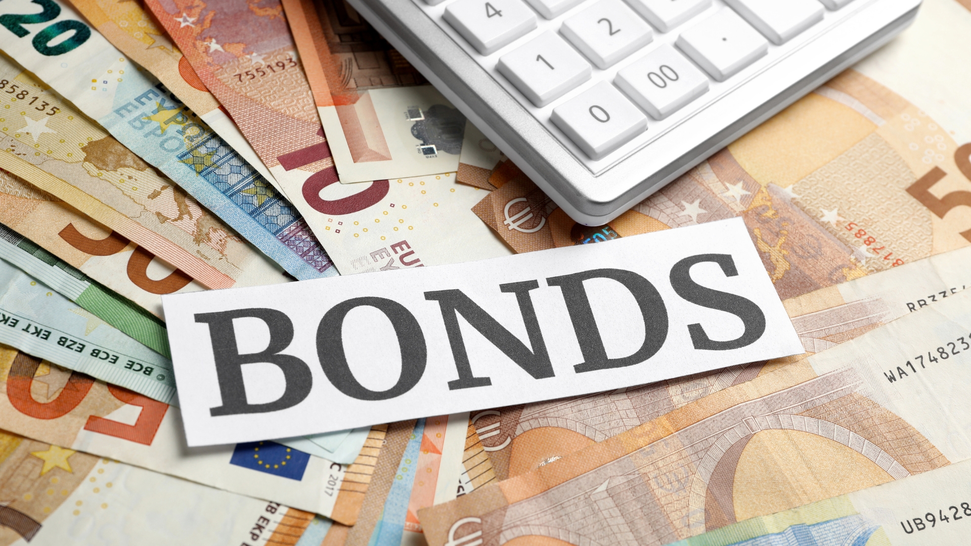 Highest Yields in Decades Lure Buyers to Volatile European Bonds